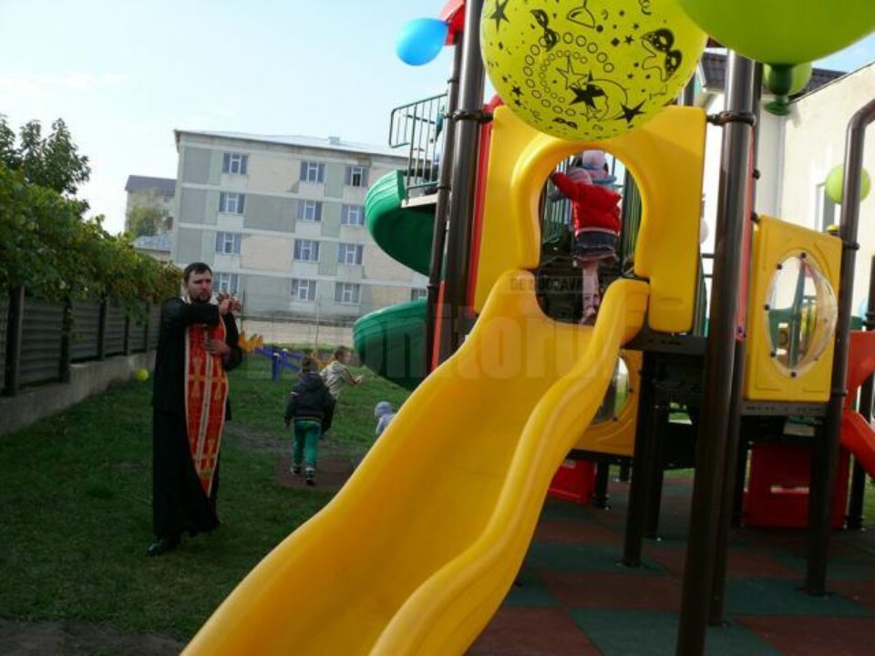 La Grădinița cu Program Prelungit “Pinocchio” din municipiul Fălticeni a fost inaugurat noul spațiu de joacă