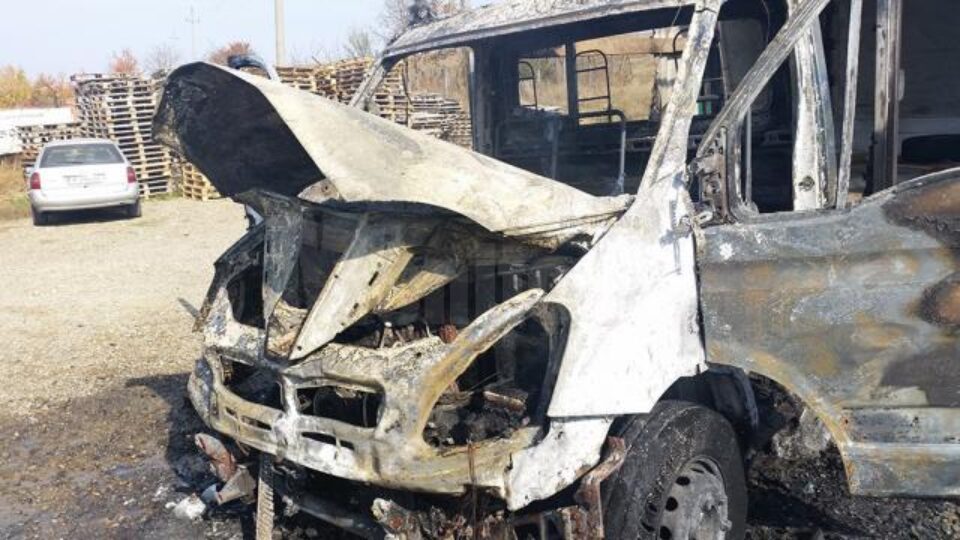 Autoutilitara a ars violent din cauza unui scurtcircuit electric, au stabilit pompierii