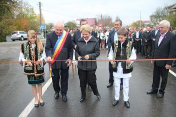 În Iaslovăț a fost inaugurat un drum modernizat de firmele Con Bucovina și Calcarul cu fonduri europene
