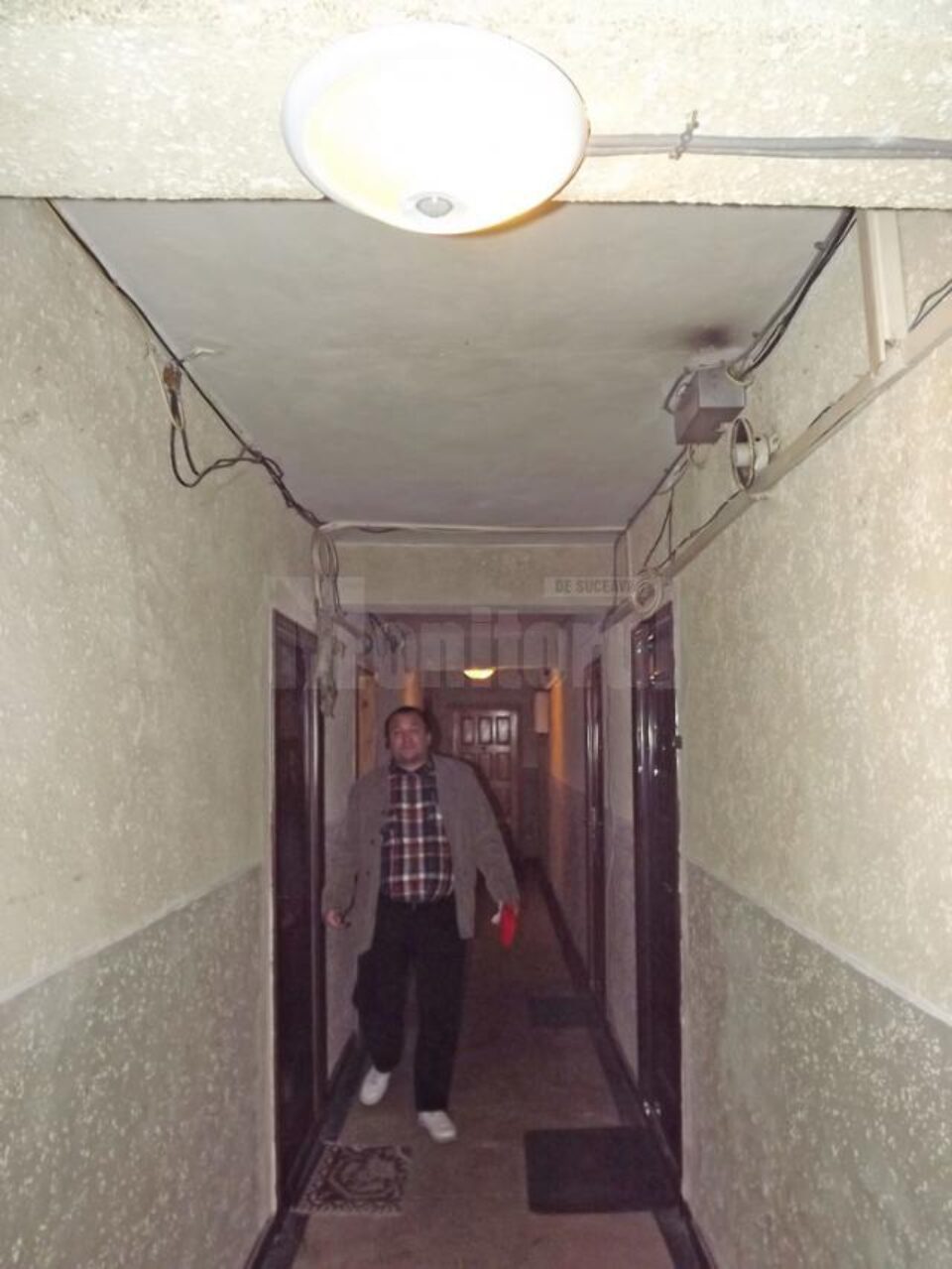 Becurile cu senzori de mișcare se aprind doar atunci când cineva intră pe hol
