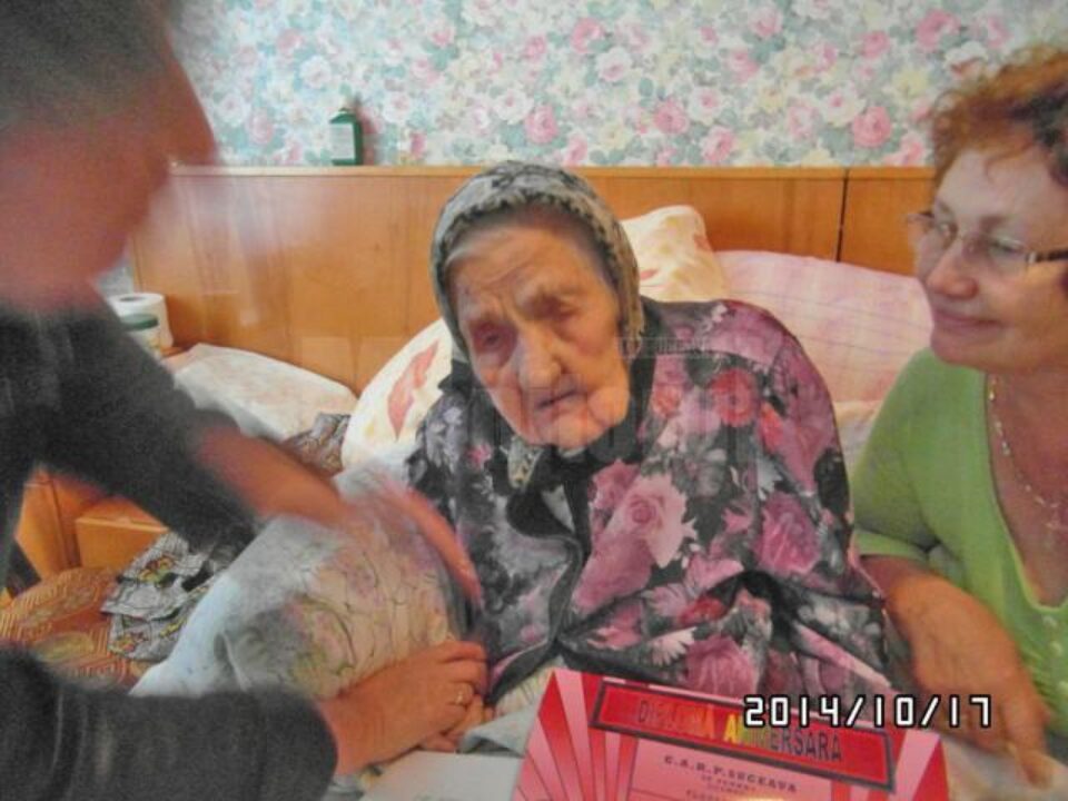 Maria Florea, în vârstă de 101 ani, a primit o diplomă aniversară și 100 de lei