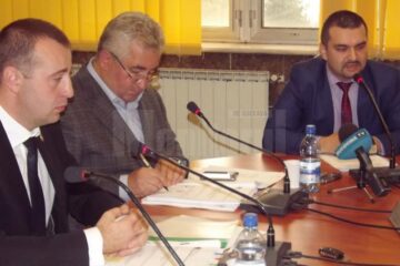 Teodor Matei (dreapta), reprezentantul administratorului juridic al Termica, la ședința de Consiliu Local