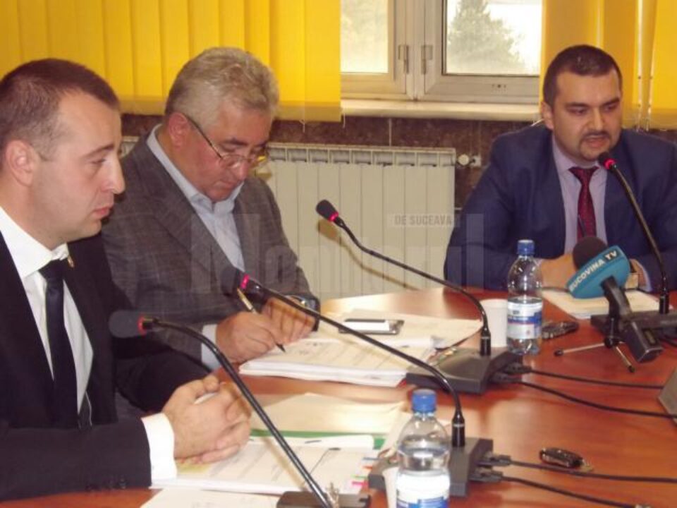 Teodor Matei (dreapta), reprezentantul administratorului juridic al Termica, la ședința de Consiliu Local Teodor Matei (dreapta), reprezentantul administratorului juridic al Termica, la ședința de Consiliu Local