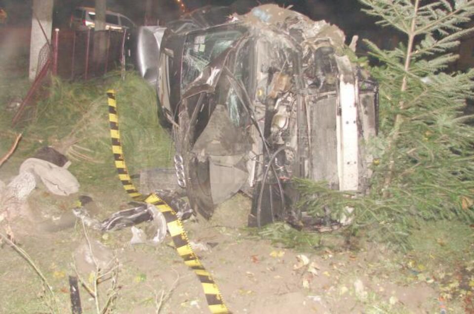 Doi tineri în comă, după un grav accident rutier