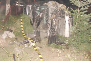 Autoturismul a lovit mai multe garduri, s-a zdrobit de un copac iar apoi s-a răsturnat, la ieșirea din Câmpulung Moldovenesc spre Vama
