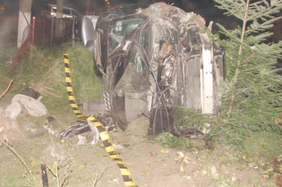 Autoturismul a lovit mai multe garduri, s-a zdrobit de un copac iar apoi s-a răsturnat, la ieșirea din Câmpulung Moldovenesc spre Vama