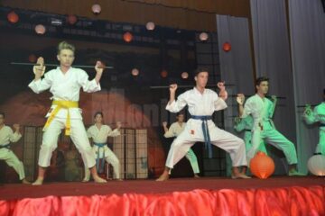 Demonstratie de arte martiale din partea bobocilor