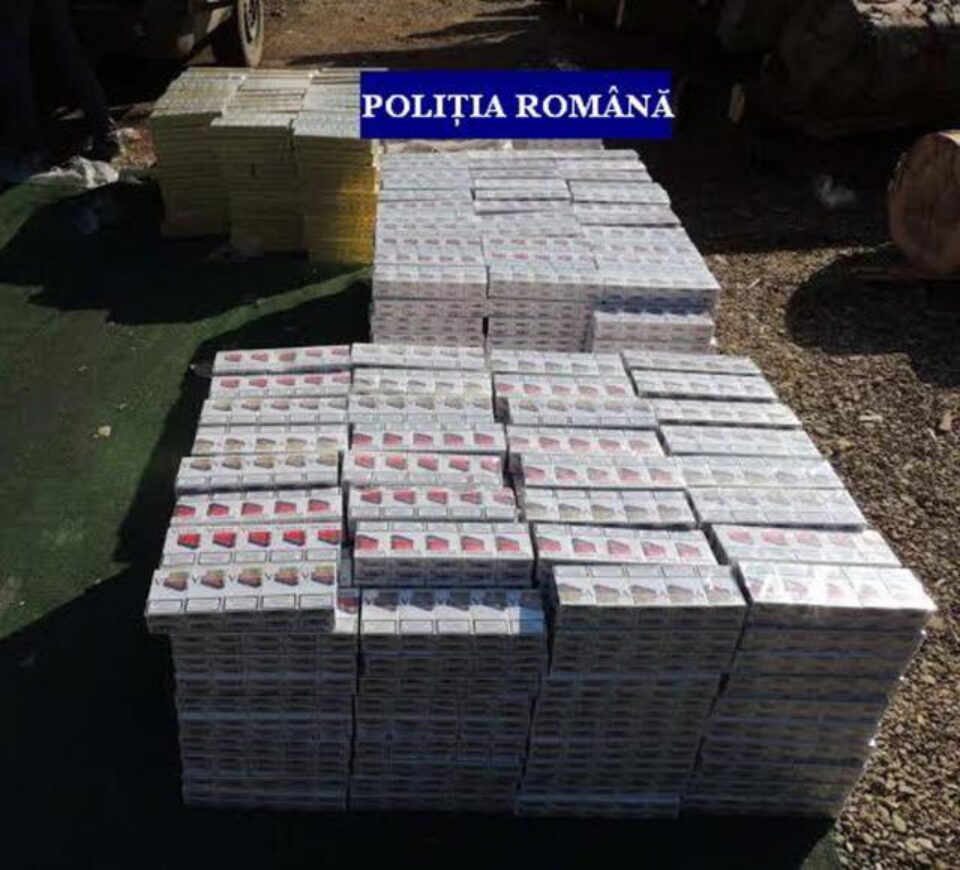 Aproape 15.000 de pachete de țigări de contrabandă au fost găsite ascunse într-o autoutilitară Mercedes, în mai multe role de mochetă tip gazon