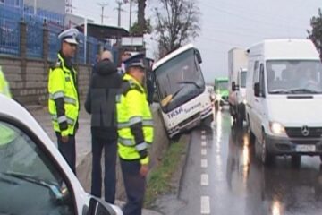 Autocar ajuns într-un șanț, la intrarea în Suceava dinspre Plopeni