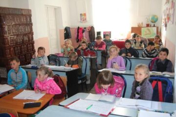 Cinci generații de elevi învață în aceeași clasă