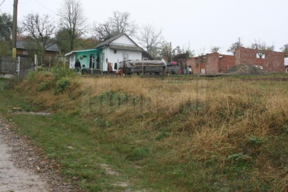 Casa bărbatului omorât. Cadavrul a fost găsit pe drumul din apropiere