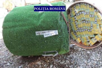 Aproape 15.000 de pachete de țigări de contrabandă au fost găsite ascunse într-o autoutilitară Mercedes, în mai multe role de mochetă tip gazon