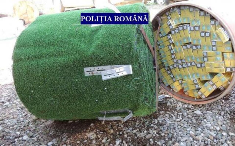 Aproape 15.000 de pachete de țigări de contrabandă au fost găsite ascunse într-o autoutilitară Mercedes, în mai multe role de mochetă tip gazon