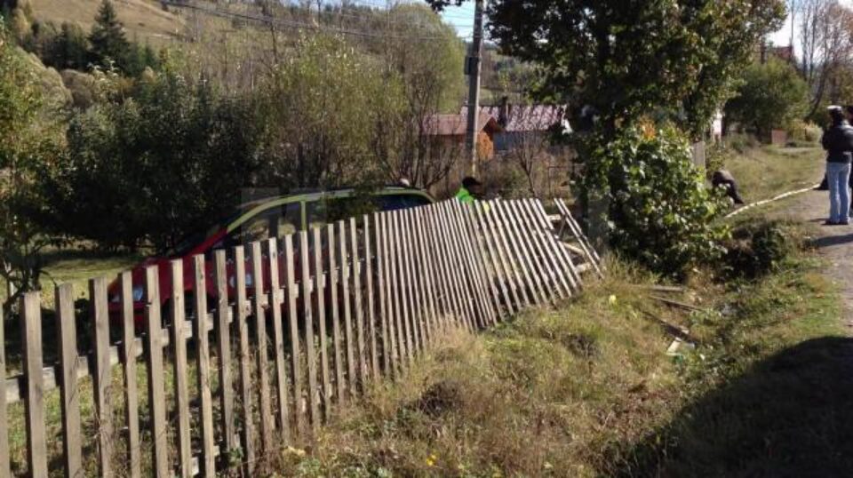 Mașina a lovit un copac și a trecut printr-un gard