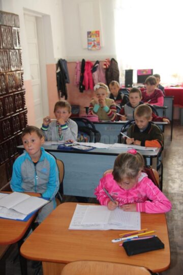Cinci generații de elevi învață în aceeași clasă
