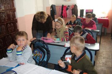 Cinci generații de elevi învață în aceeași clasă