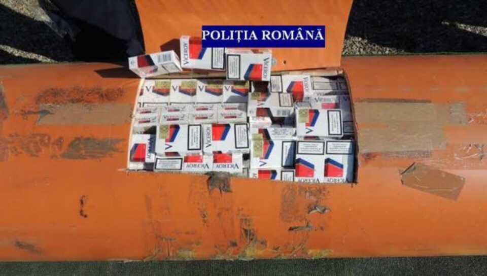 Aproape 15.000 de pachete de țigări de contrabandă au fost găsite ascunse într-o autoutilitară Mercedes, în mai multe role de mochetă tip gazon