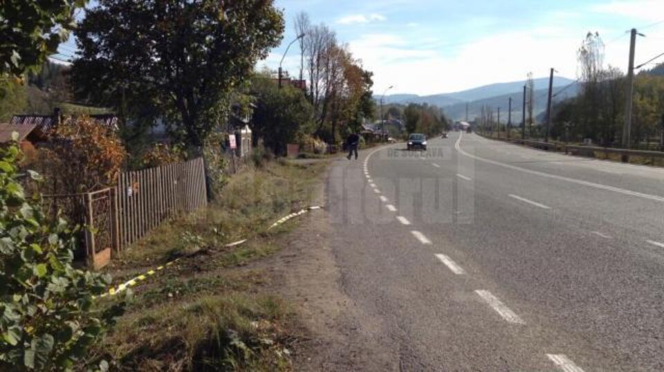 Taximetrist în comă după ce s-a izbit cu mașina într-un copac și într-un gard