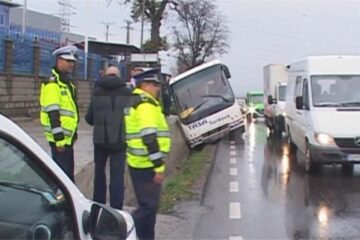 Autocarul scăpat de sub control a ajuns într-un șanț, cu roțile din stânga suspendate în aer