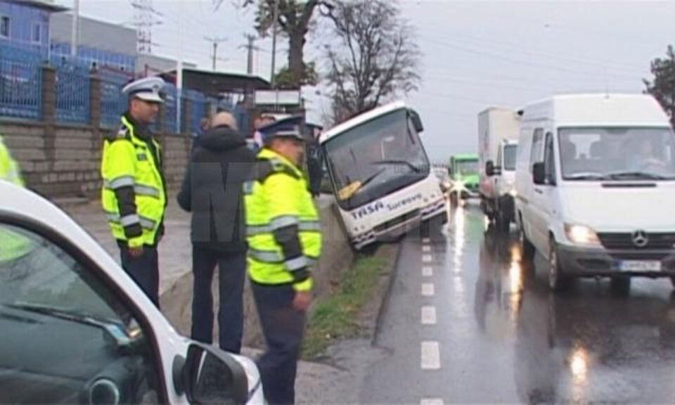 Autocarul scăpat de sub control a ajuns într-un șanț, cu roțile din stânga suspendate în aer Autocarul scăpat de sub control a ajuns într-un șanț, cu roțile din stânga suspendate în aer