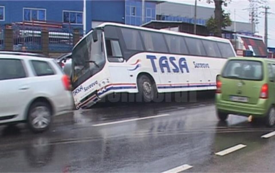 Autocarul scăpat de sub control a ajuns într-un șanț, cu roțile din stânga suspendate în aer