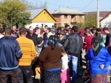 1.300 de țigani cu drept de vot, din cartierul Moldoveni, refuză să voteze la alegerile prezidențiale, în semn de protest față de ceea ce ei numesc nepăsarea autorităților pentru problemele lor