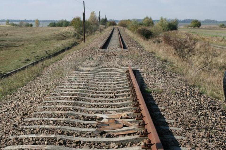 Lăsată de izbeliște de ani buni, calea ferată Dornești - Siret a devenit o țintă facilă pentru hoți Lăsată de izbeliște de ani buni, calea ferată Dornești - Siret a devenit o țintă facilă pentru hoți
