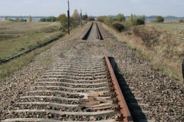 Lăsată de izbeliște de ani buni, calea ferată Dornești - Siret a devenit o țintă facilă pentru hoți