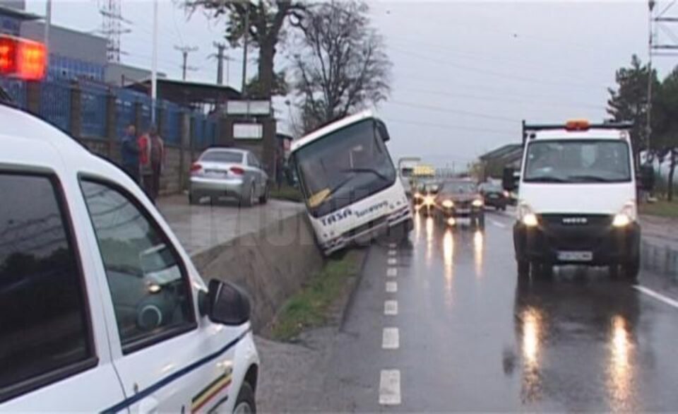 Autocarul scăpat de sub control a ajuns într-un șanț, cu roțile din stânga suspendate în aer