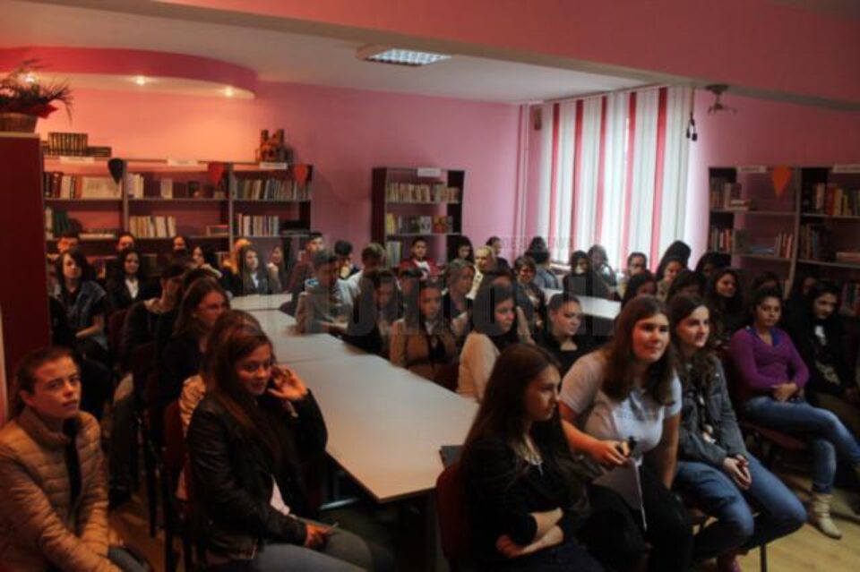 Elevii de la filologie și științe sociale au ascultat fragmente din scrierile prozatorilor suceveni, în lectura autorilor