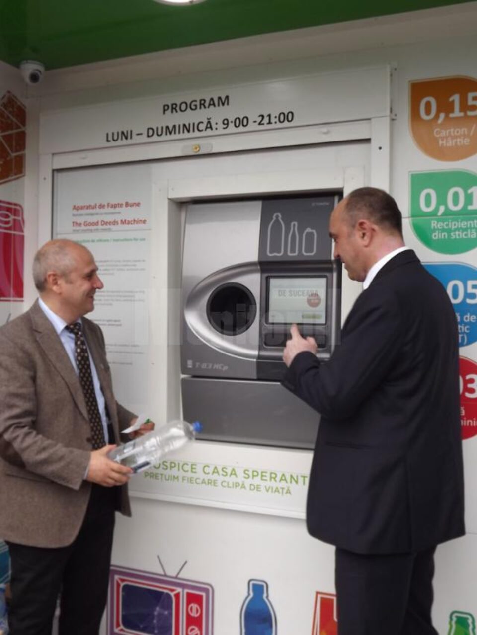 Constantin Damov și Ovidiu Iane, lângă sistemul inteligent de preluare a deșeurilor reciclabile