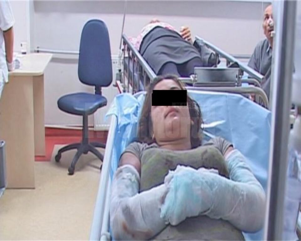 Mama celor doi copii răniți: „Am spart geamul și am sărit pe geam cu tot cu copii” Mama celor doi copii răniți: „Am spart geamul și am sărit pe geam cu tot cu copii”
