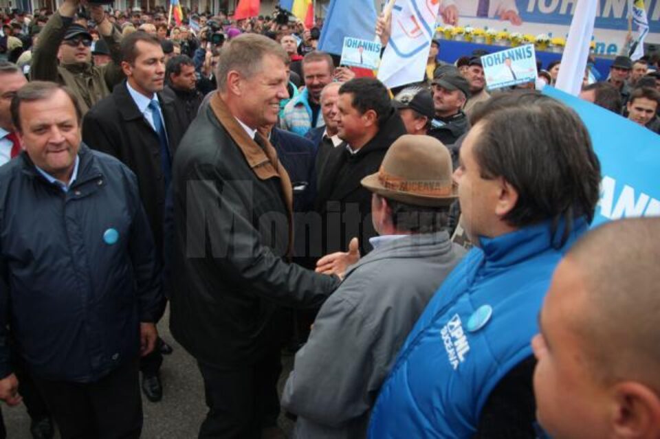 Peste 1.000 de oameni au participat ieri la un miting electoral de susținere a candidatului Alianței Creștin Liberale PNL-PDL la președinția României, Klaus Iohannis, organizat în comuna suceveană Dărmănești