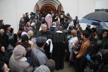 Preotul Ilie Chișcari, nepot al familiei Mihoc, a fost condus ieri pe ultimul drum de sute de credincioși