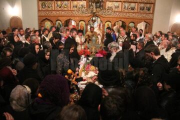 Familia îndurerată împreună cu un sobor de preoți