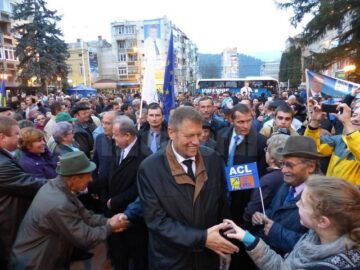 Klaus Iohannis, primit cu entuziasm de câteva mii de suceveni la Marginea și Câmpulung Moldovenesc