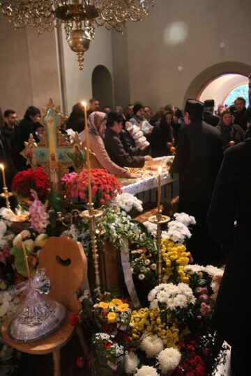 Familia îndurerată împreună cu un sobor de preoți