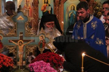 Familia îndurerată împreună cu un sobor de preoți