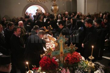 Familia îndurerată împreună cu un sobor de preoți