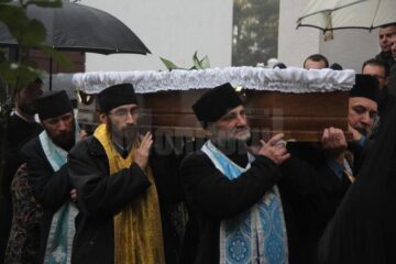 Preotul Ilie Chișcari, nepot al familiei Mihoc, a fost condus ieri pe ultimul drum de sute de credincioși