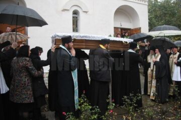 Preotul Ilie Chișcari, nepot al familiei Mihoc, a fost condus ieri pe ultimul drum de sute de credincioși