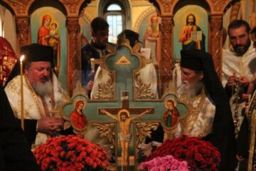 Preotul Ilie Chișcari, nepot al familiei Mihoc, a fost condus ieri pe ultimul drum de sute de credincioși