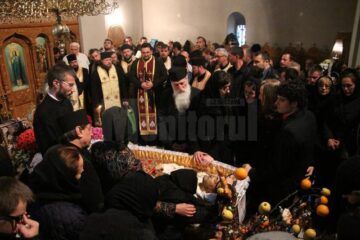 Familia îndurerată împreună cu un sobor de preoți