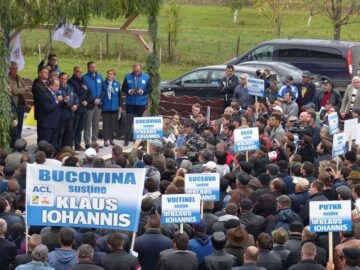 Klaus Iohannis, primit cu entuziasm de câteva mii de suceveni la Marginea și Câmpulung Moldovenesc