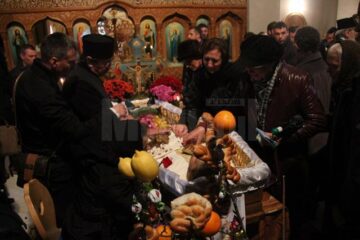 Familia îndurerată împreună cu un sobor de preoți