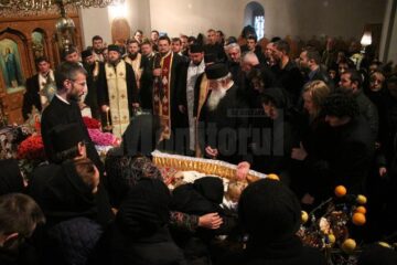 Familia îndurerată împreună cu un sobor de preoți
