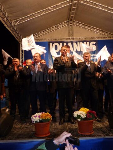 Klaus Iohannis, primit cu entuziasm de câteva mii de suceveni la Marginea și Câmpulung Moldovenesc