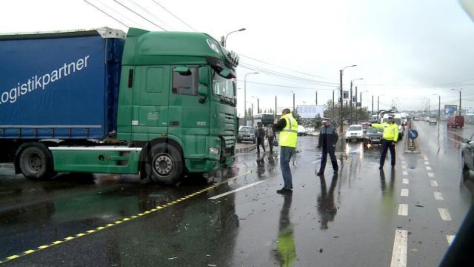 Un microbuz cu pasageri, lovit de un tir pe artera principală a Sucevei