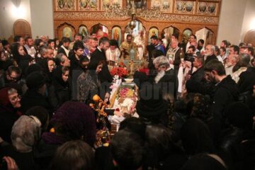 Familia îndurerată împreună cu un sobor de preoți