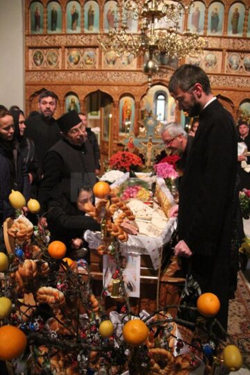 Familia îndurerată împreună cu un sobor de preoți